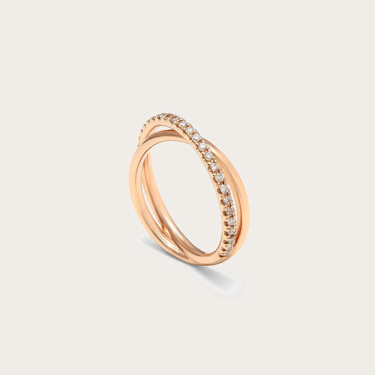 Anillo de líneas cruzadas y destellos. Los aros dibujan un cruce inclinado en la parte frontal.