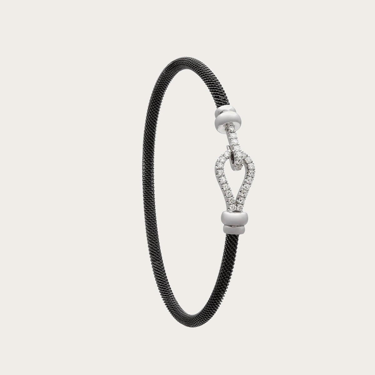 Pulsera de acero y oro de curva luminosa. El motivo alargado conserva un espacio interior abierto.