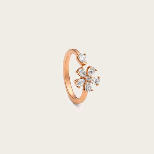Anillo de diamantes con motivo de hojas. Los centros se orientan en distintas direcciones alrededor del frente.