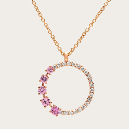 Colgante circular de zafiros rosas. Los centros rosados destacan a distintas alturas sobre el contorno.