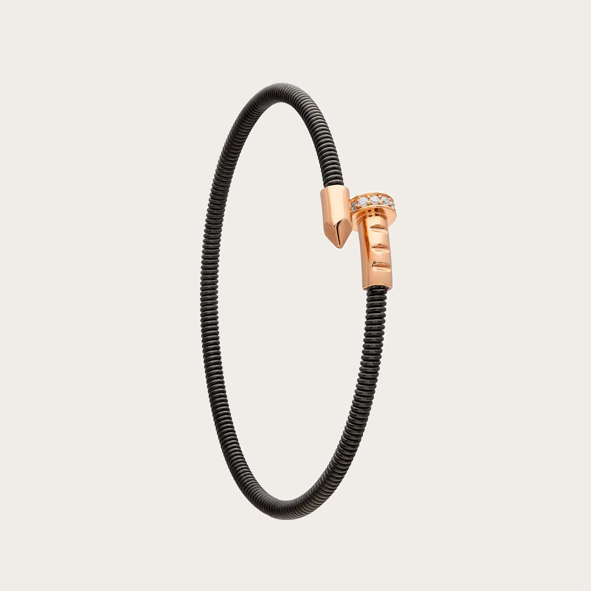 Pulsera de acero y oro de bandas cruzadas. El motivo central combina curvas lisas con un tramo luminoso.