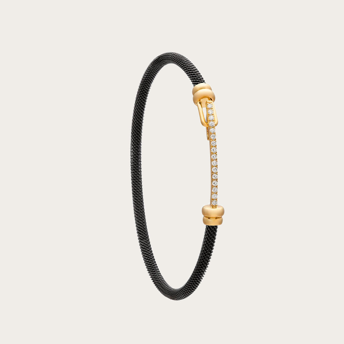 Pulsera de acero y oro de barra luminosa. El motivo alargado se sitúa en la parte frontal del aro oscuro.