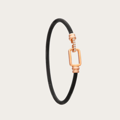 Pulsera de acero y oro de marco rectangular. El centro deja un espacio abierto entre sus bordes lisos.