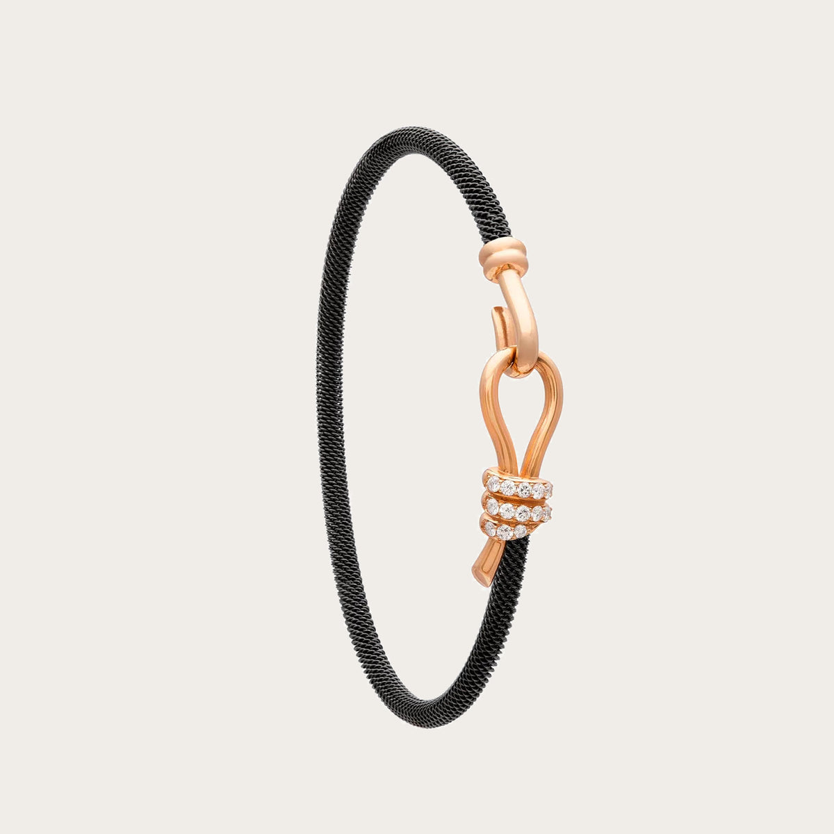 Pulsera de acero y oro con curva y destellos. Los trazos del motivo central dejan un espacio abierto.