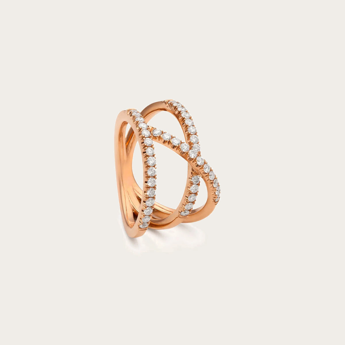 Anillo de brillantes y curvas cruzadas. Las bandas se enlazan y dejan un espacio visible en el centro.