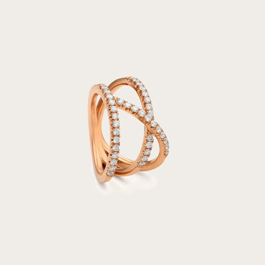 Anillo de brillantes y curvas cruzadas. Las bandas se enlazan y dejan un espacio visible en el centro.