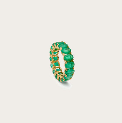 Alianza de esmeraldas y contorno verde. Las esmeraldas se repiten alrededor del tramo visible del aro.