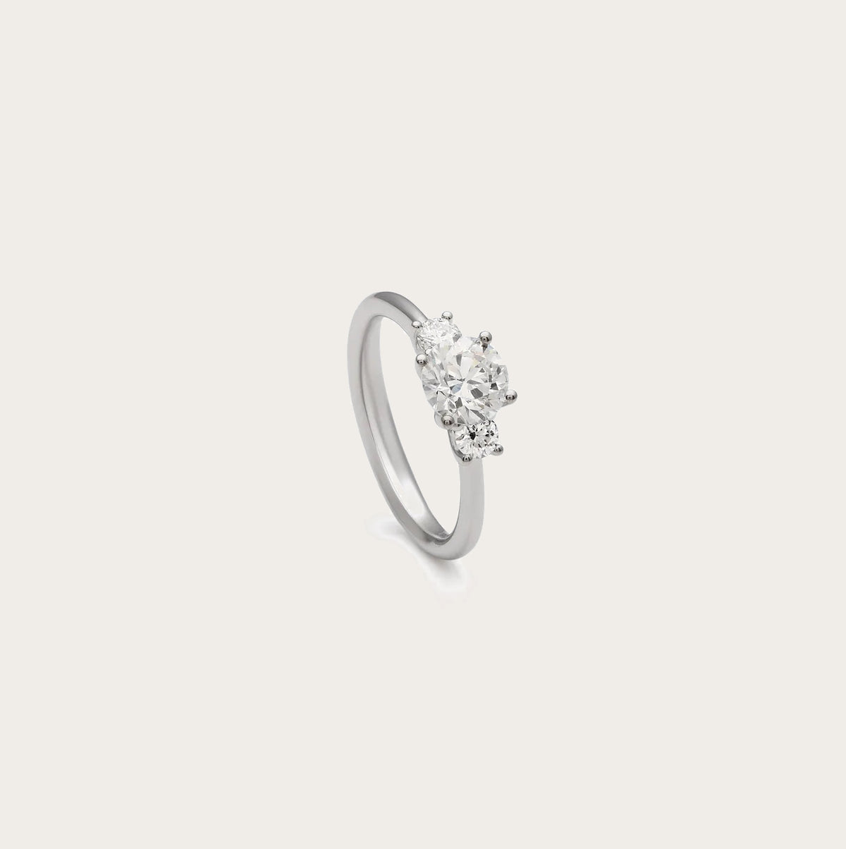 Anillo de brillantes con frente luminoso. La montura central presenta varios niveles visibles en el perfil.
