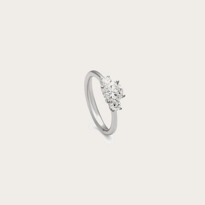 Anillo de brillantes con frente luminoso. La montura central presenta varios niveles visibles en el perfil.