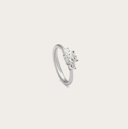 Anillo de brillantes con frente luminoso. La montura central presenta varios niveles visibles en el perfil.