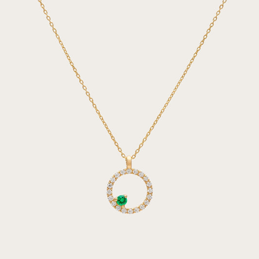 Colgante circular de brillantes y tsavorita. El motivo verde se sitúa en la parte inferior del aro luminoso.