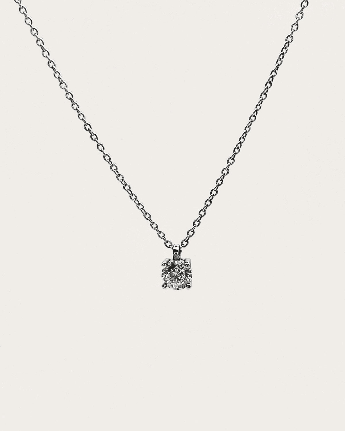COLGANTE CON DIAMANTE SOLITARIO - Arelana