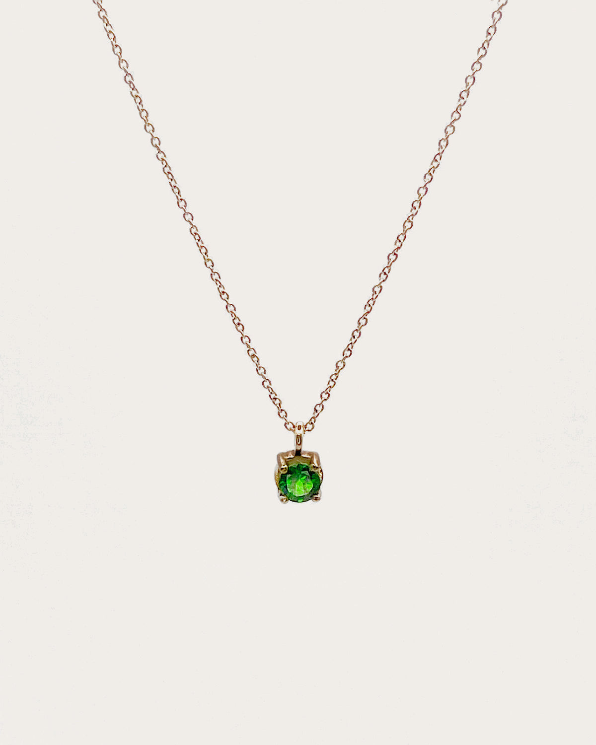 COLGANTE CON ESMERALDA SOLITARIO