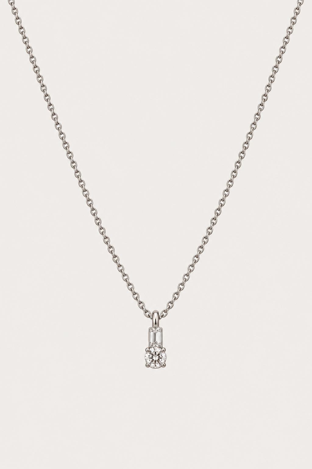 Colgante diamante con palito rectangular 0,37 — pieza aislada sobre fondo gris