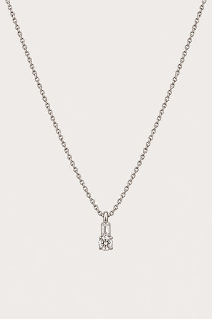 Colgante diamante con palito rectangular 0,37 — pieza aislada sobre fondo gris