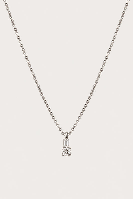 Colgante diamante con palito rectangular 0,37 — pieza aislada sobre fondo gris