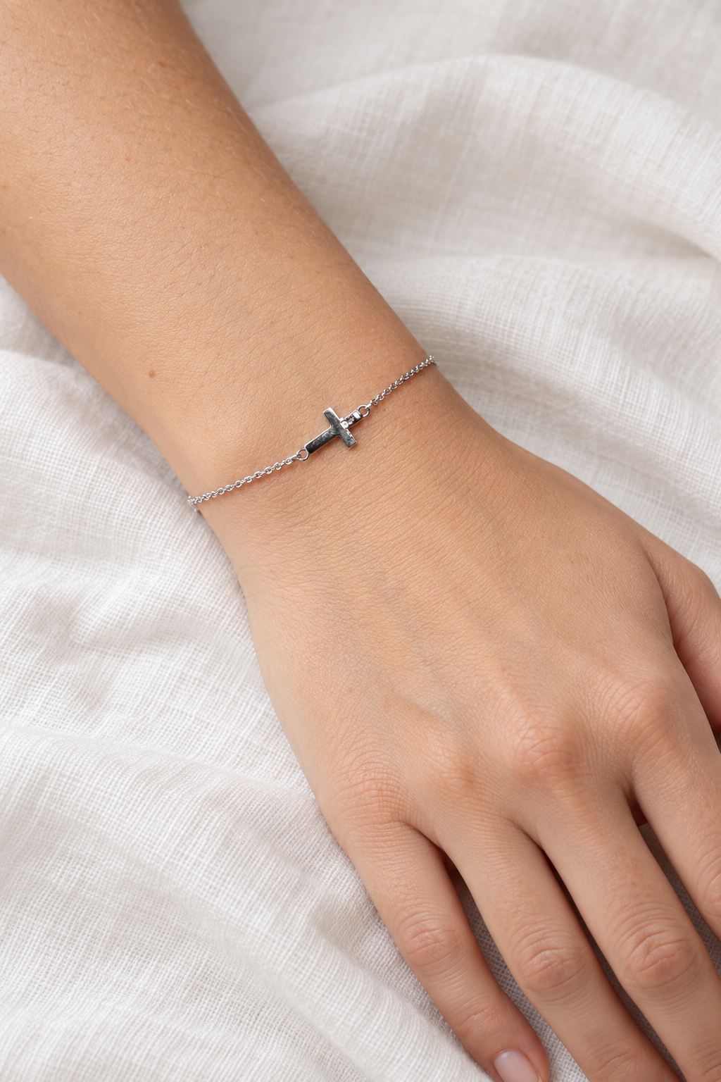 Brazalete cruz — primer plano de la joya puesta