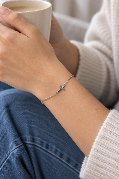 Brazalete cruz — joya puesta desde otro ángulo