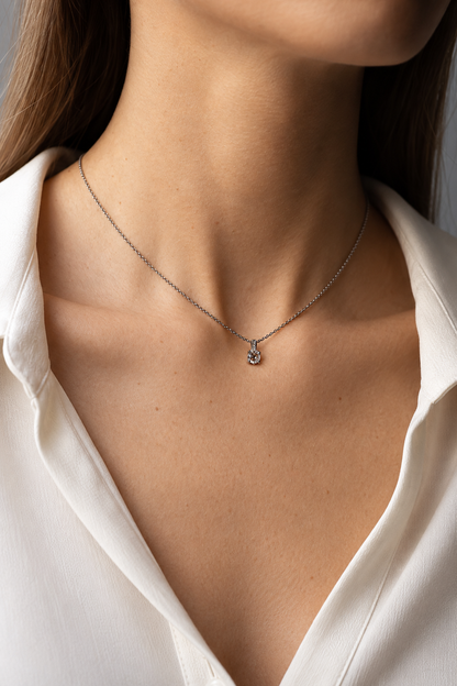 Colgante diamante con palito rectangular 0,37 — primer plano de la joya puesta