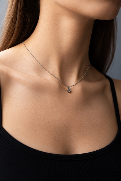 Colgante diamante con palito rectangular 0,37 — joya puesta desde otro ángulo