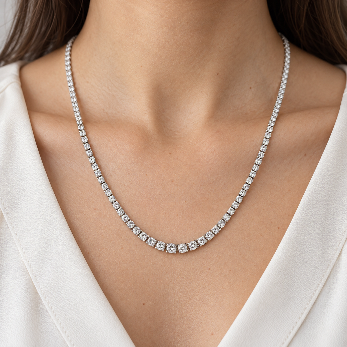 Collar rivière de línea luminosa C-600 — primer plano de la joya puesta