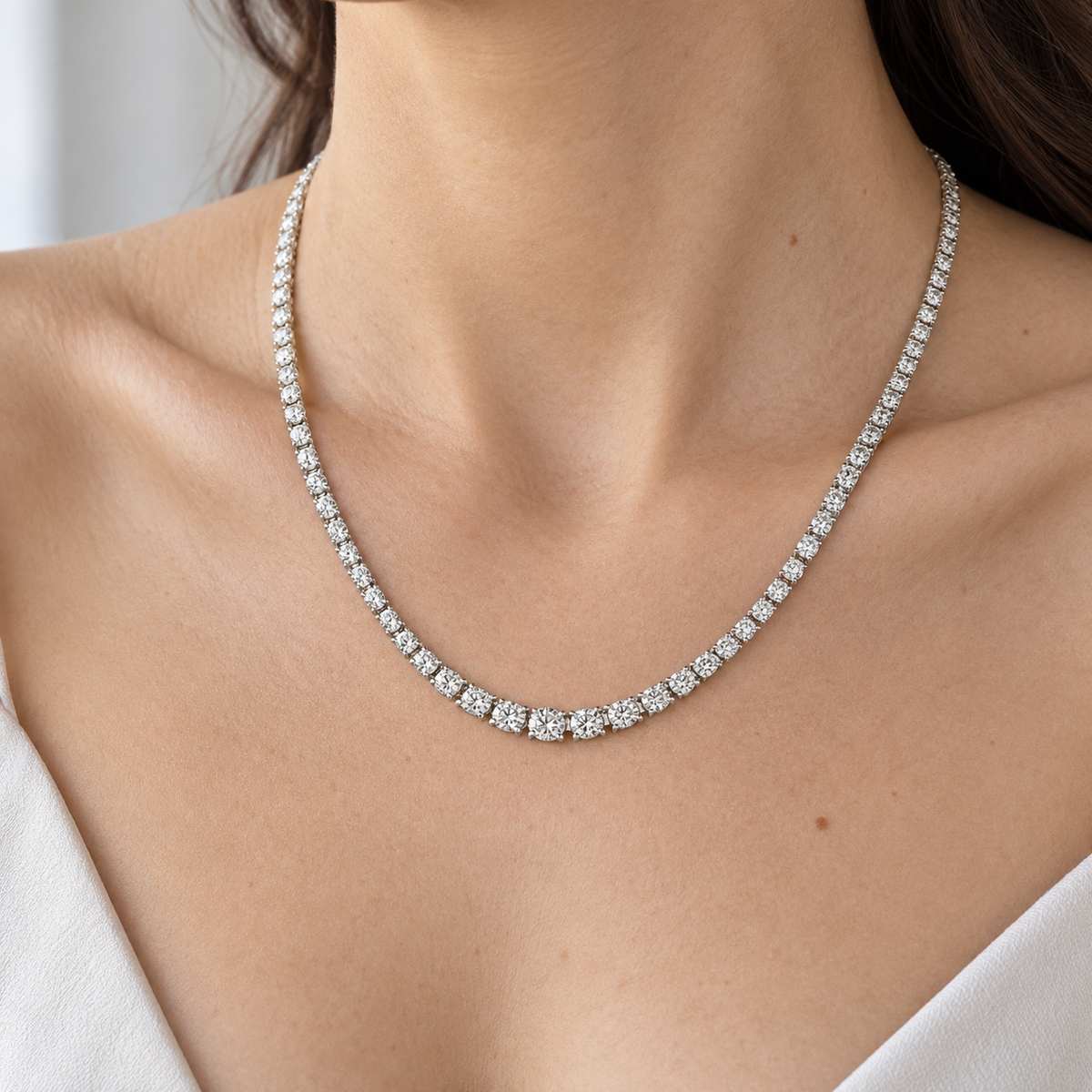 Collar rivière de línea luminosa C-600 — joya puesta desde otro ángulo