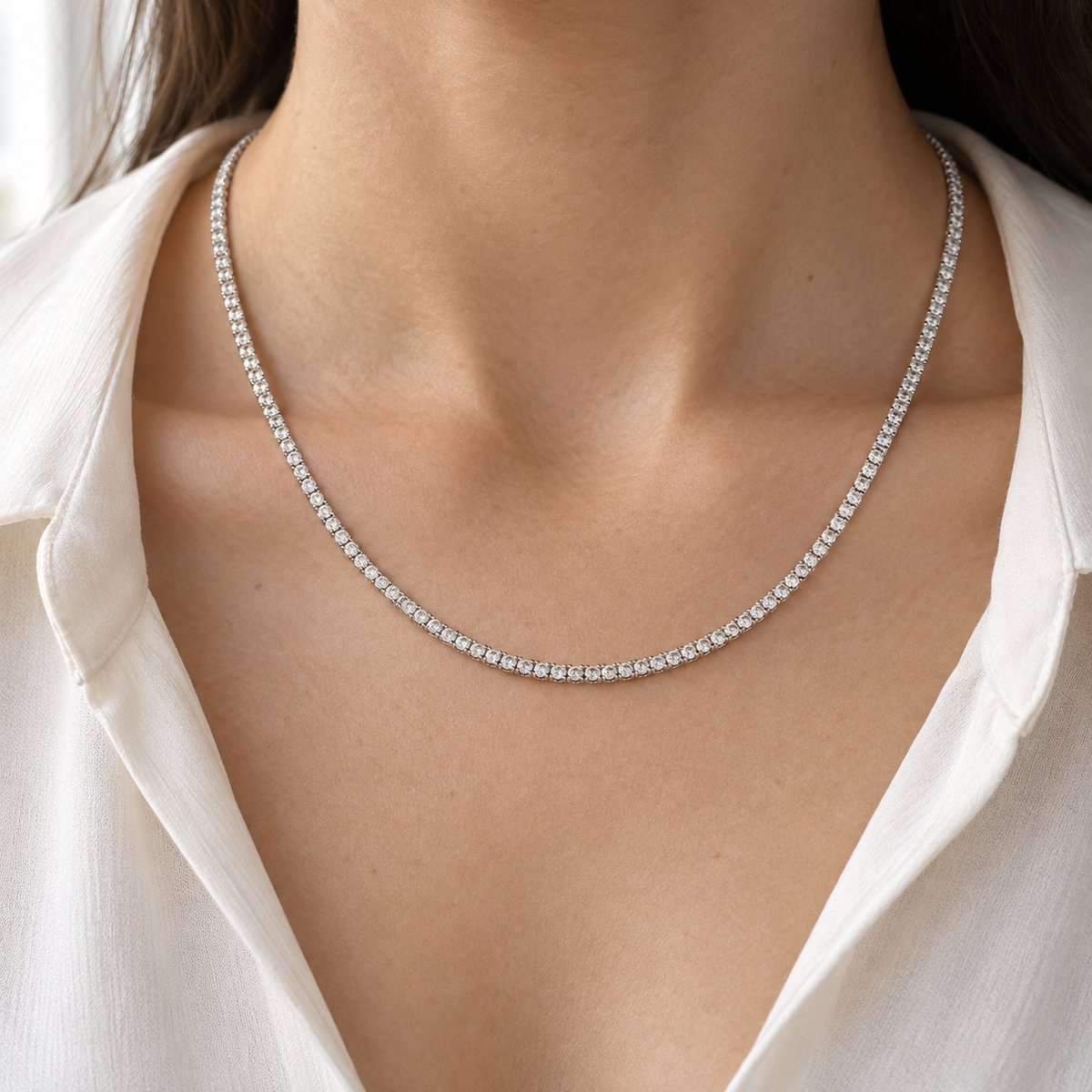 Collar rivière de contorno fino C-601 — primer plano de la joya puesta