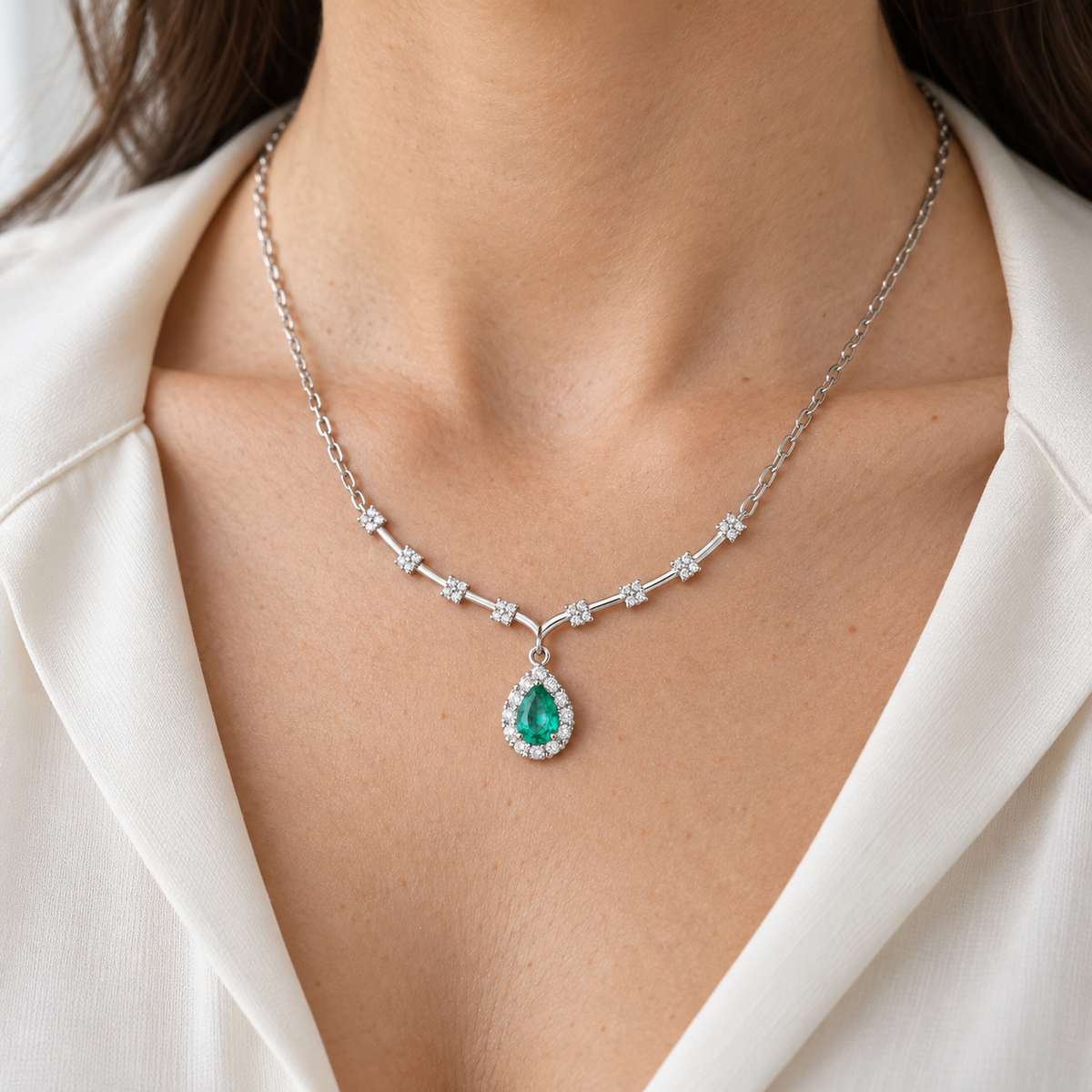 Collar de esmeralda y brillantes C-602 — primer plano de la joya puesta