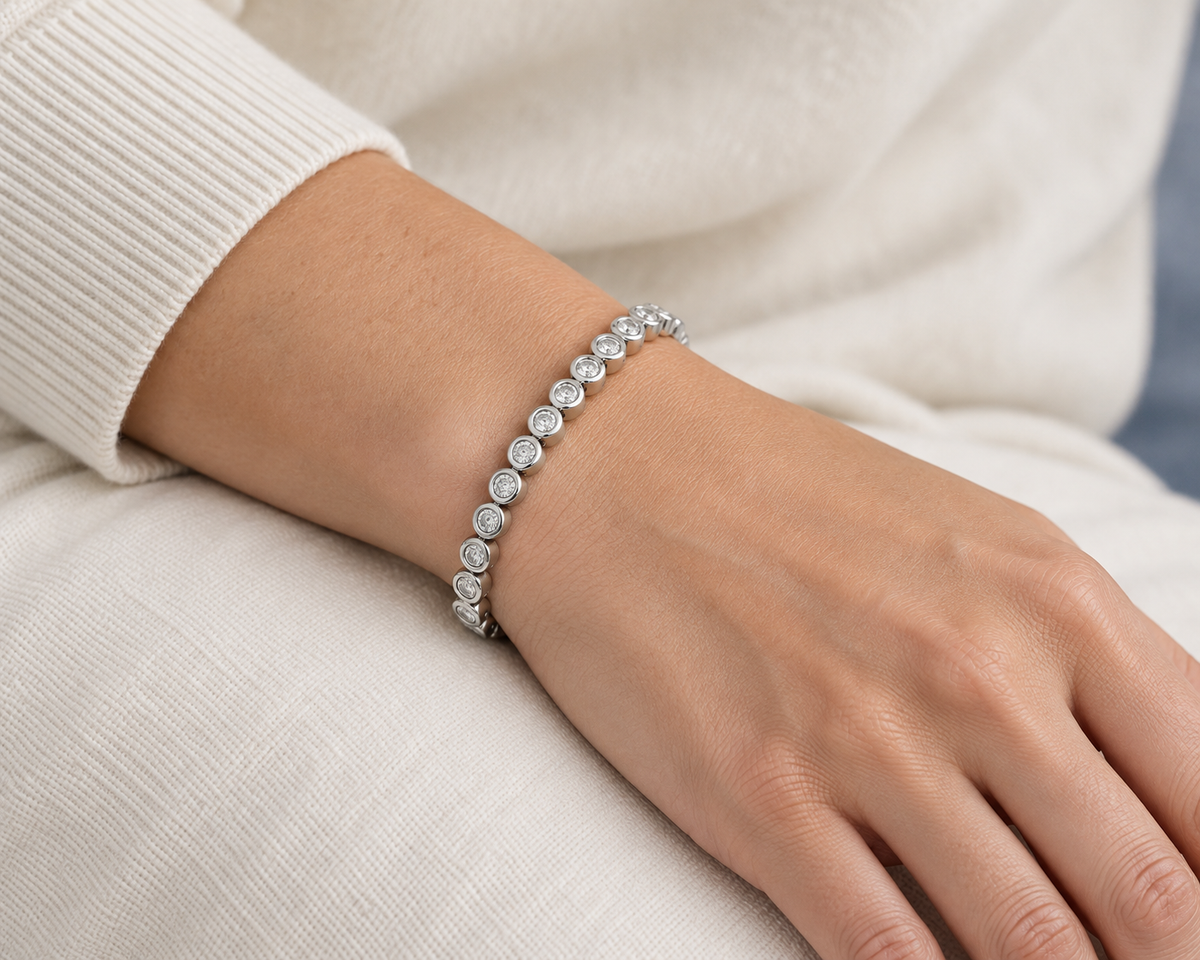 Pulsera rivière de centros redondos PU-211 — primer plano de la joya puesta