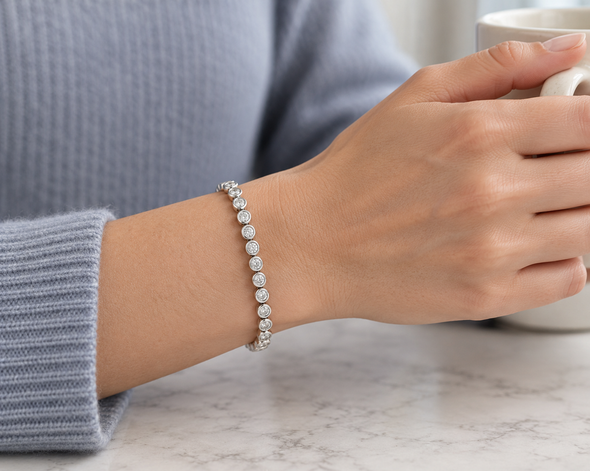 Pulsera rivière de centros redondos PU-211 — joya puesta desde otro ángulo