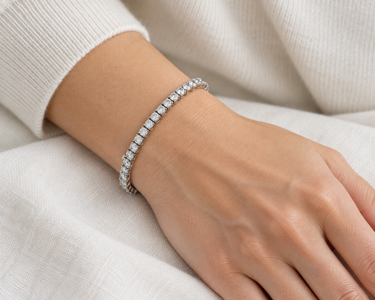 Pulsera rivière de hilera luminosa PU-307 — primer plano de la joya puesta