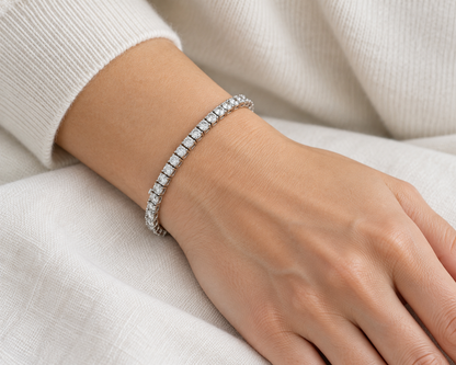 Pulsera rivière de hilera luminosa PU-307 — primer plano de la joya puesta
