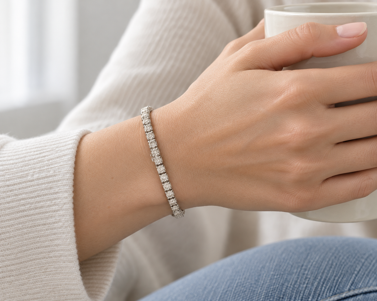 Pulsera rivière de hilera luminosa PU-307 — joya puesta desde otro ángulo