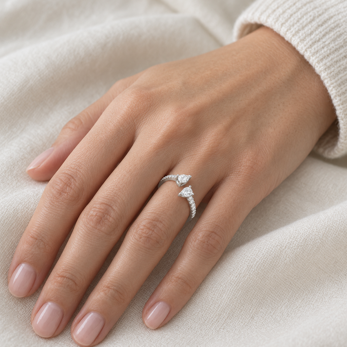 Anillo abierto con motivos de lágrima S-3888 — primer plano de la joya puesta