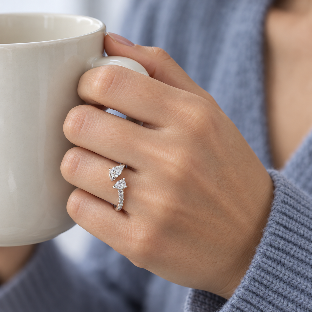 Anillo abierto con motivos de lágrima S-3888 — joya puesta desde otro ángulo