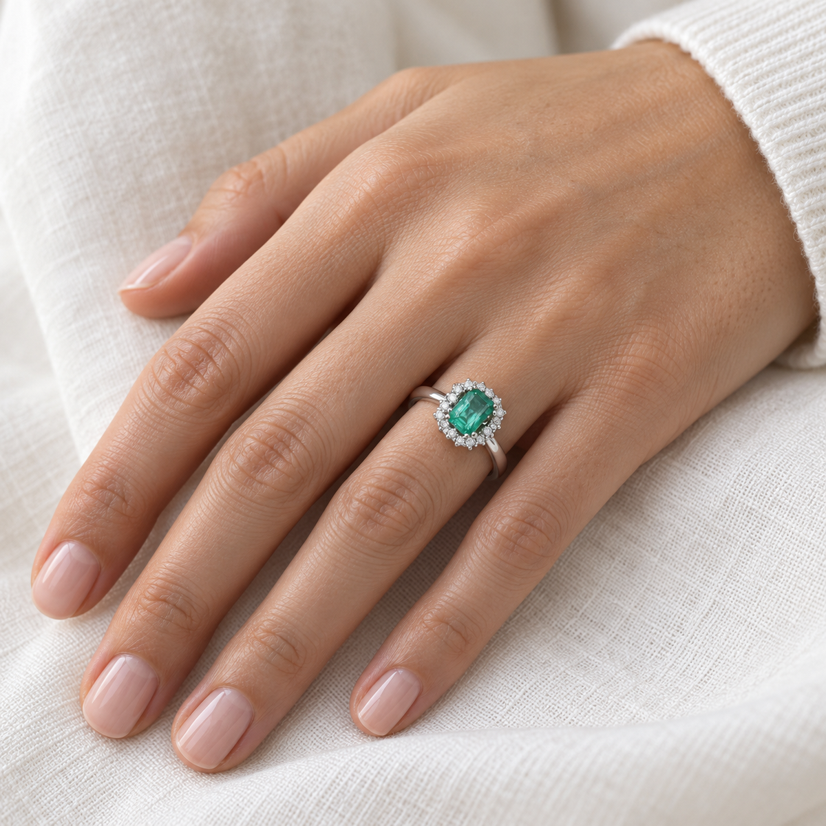 Anillo de centro verde y halo geométrico S-3969 — primer plano de la joya puesta