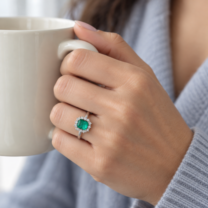 Anillo de centro verde y halo geométrico S-3969 — joya puesta desde otro ángulo