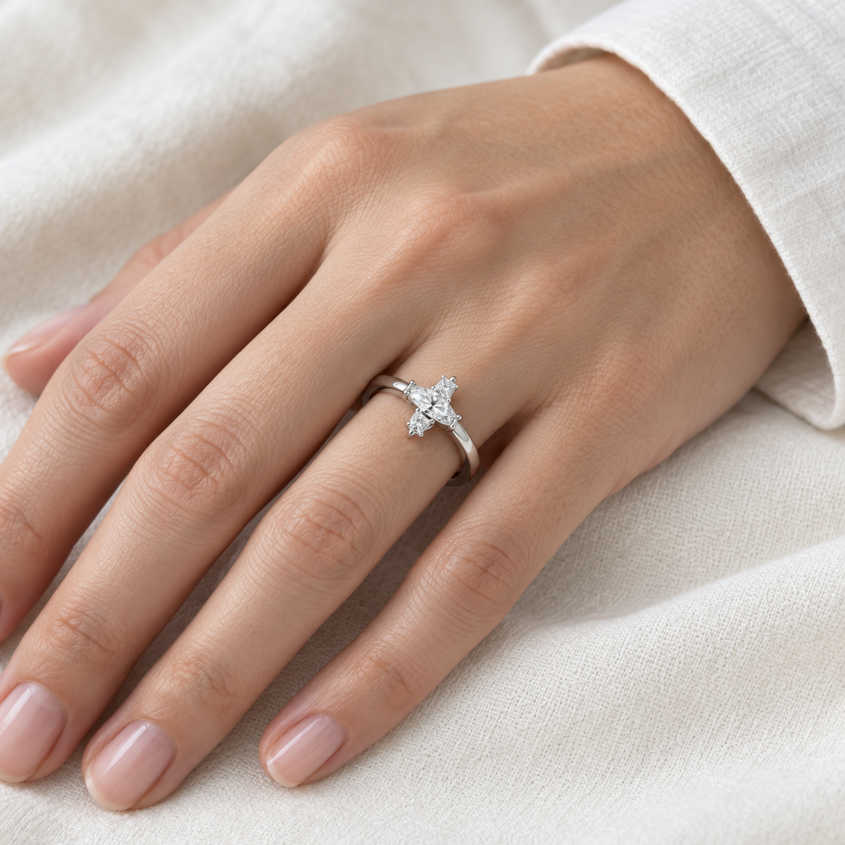 Anillo de compromiso con centro luminoso S-3977 — primer plano de la joya puesta