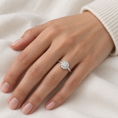 Anillo rosetón de aro liso S-3980 — primer plano de la joya puesta