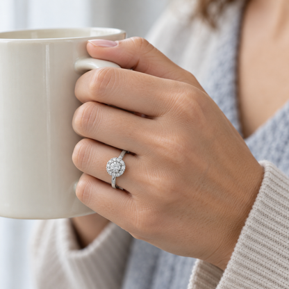 Anillo rosetón de aro liso S-3980 — joya puesta desde otro ángulo