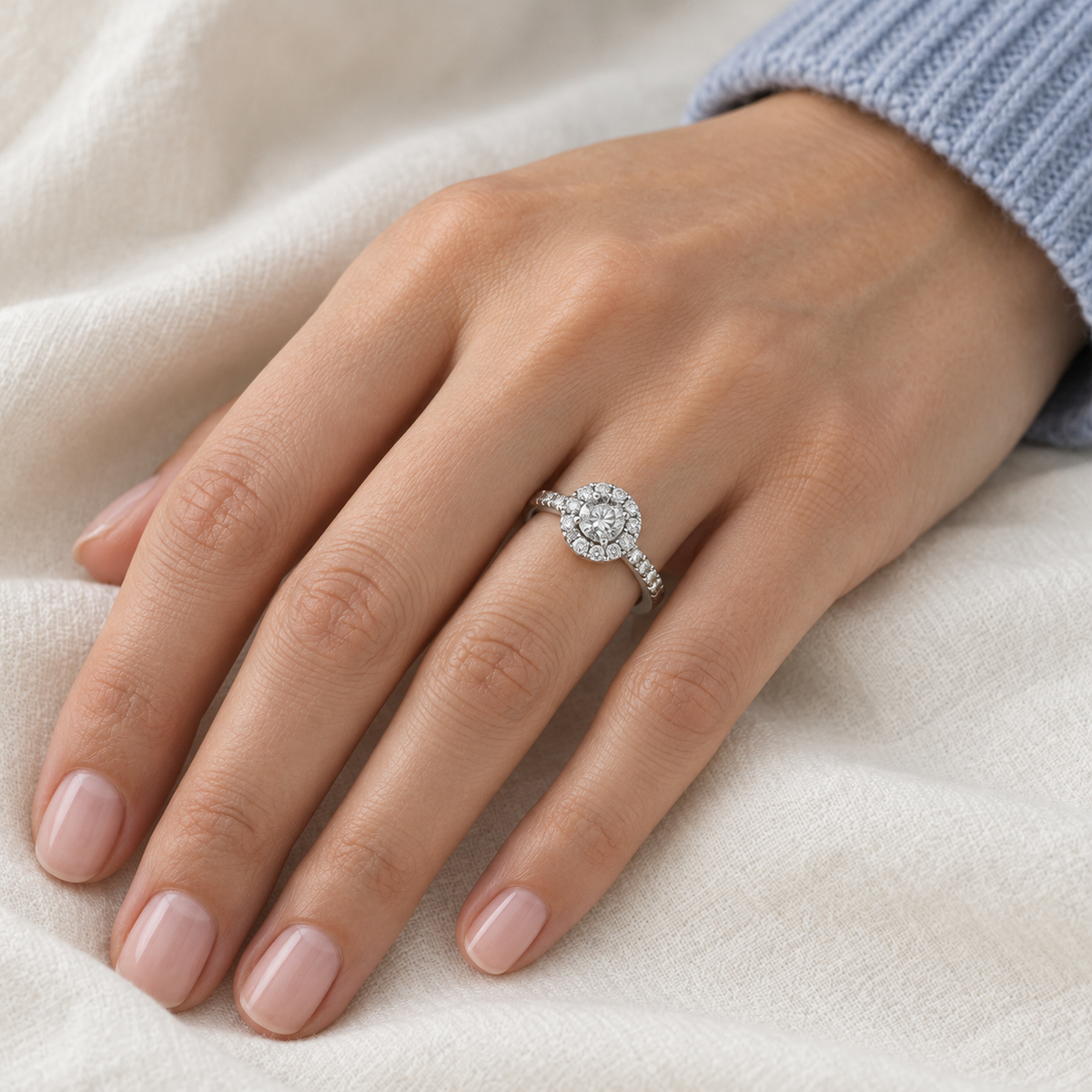 Anillo rosetón con aro luminoso S-3981 — primer plano de la joya puesta