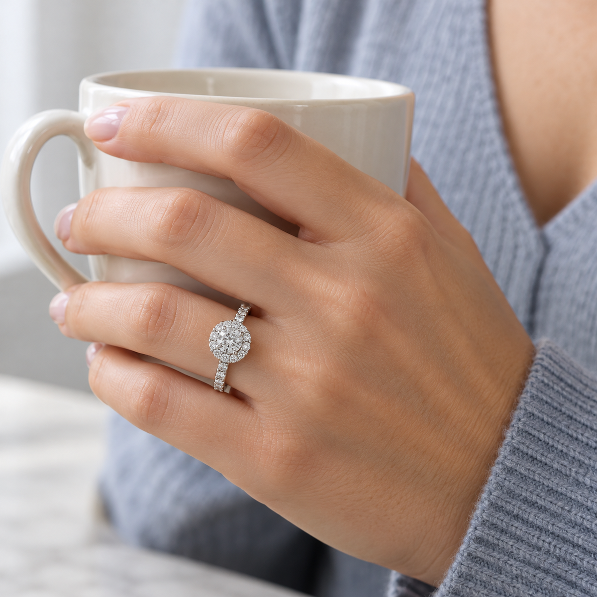 Anillo rosetón con aro luminoso S-3981 — joya puesta desde otro ángulo