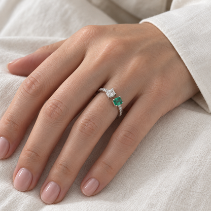 Anillo abierto con centro verde S-3986 — primer plano de la joya puesta