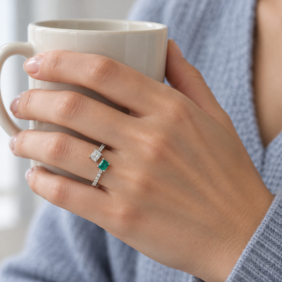 Anillo abierto con centro verde S-3986 — joya puesta desde otro ángulo