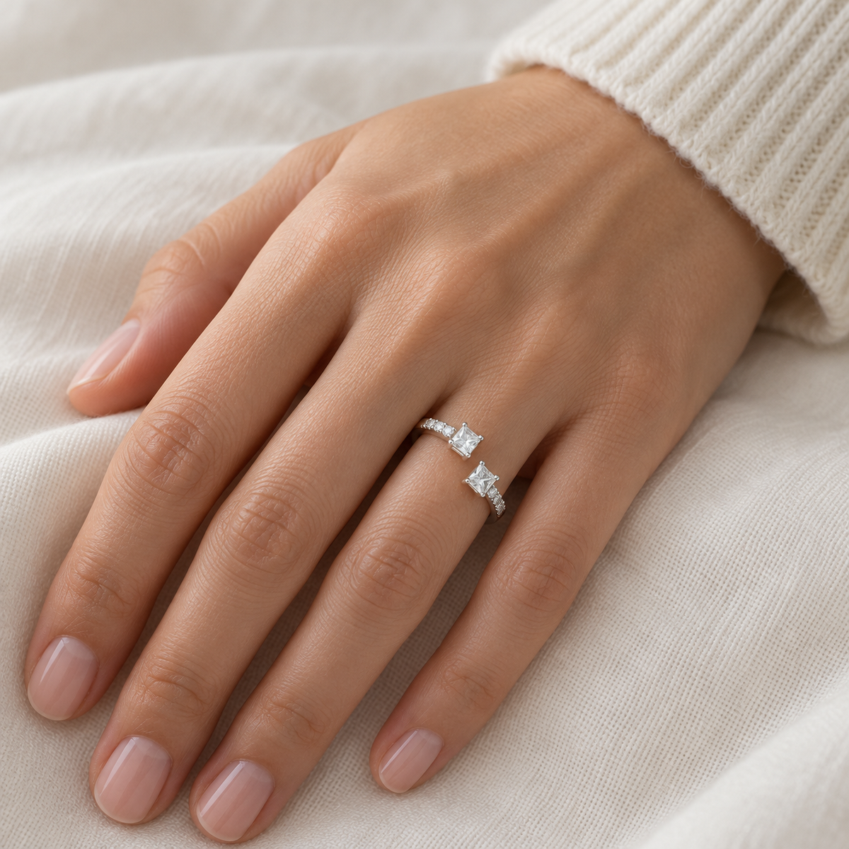Anillo abierto de centros cuadrados S-3987 — primer plano de la joya puesta