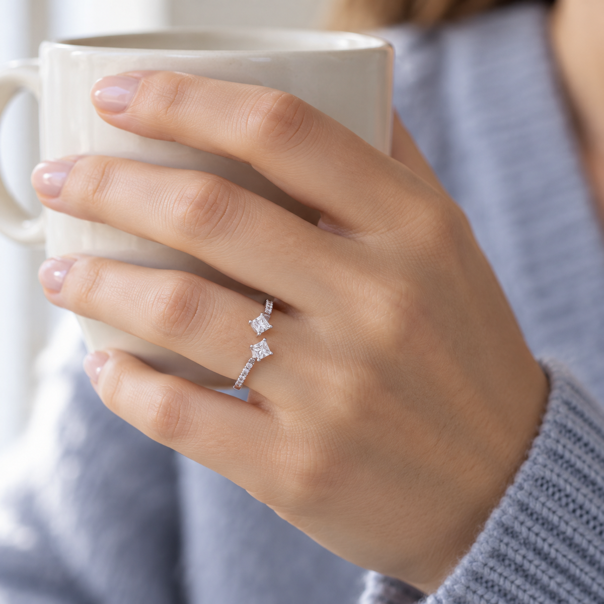 Anillo abierto de centros cuadrados S-3987 — joya puesta desde otro ángulo