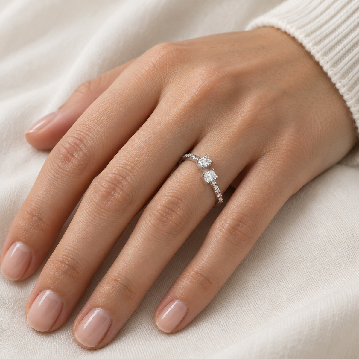 Anillo abierto con centros rectangulares S-3988 — primer plano de la joya puesta