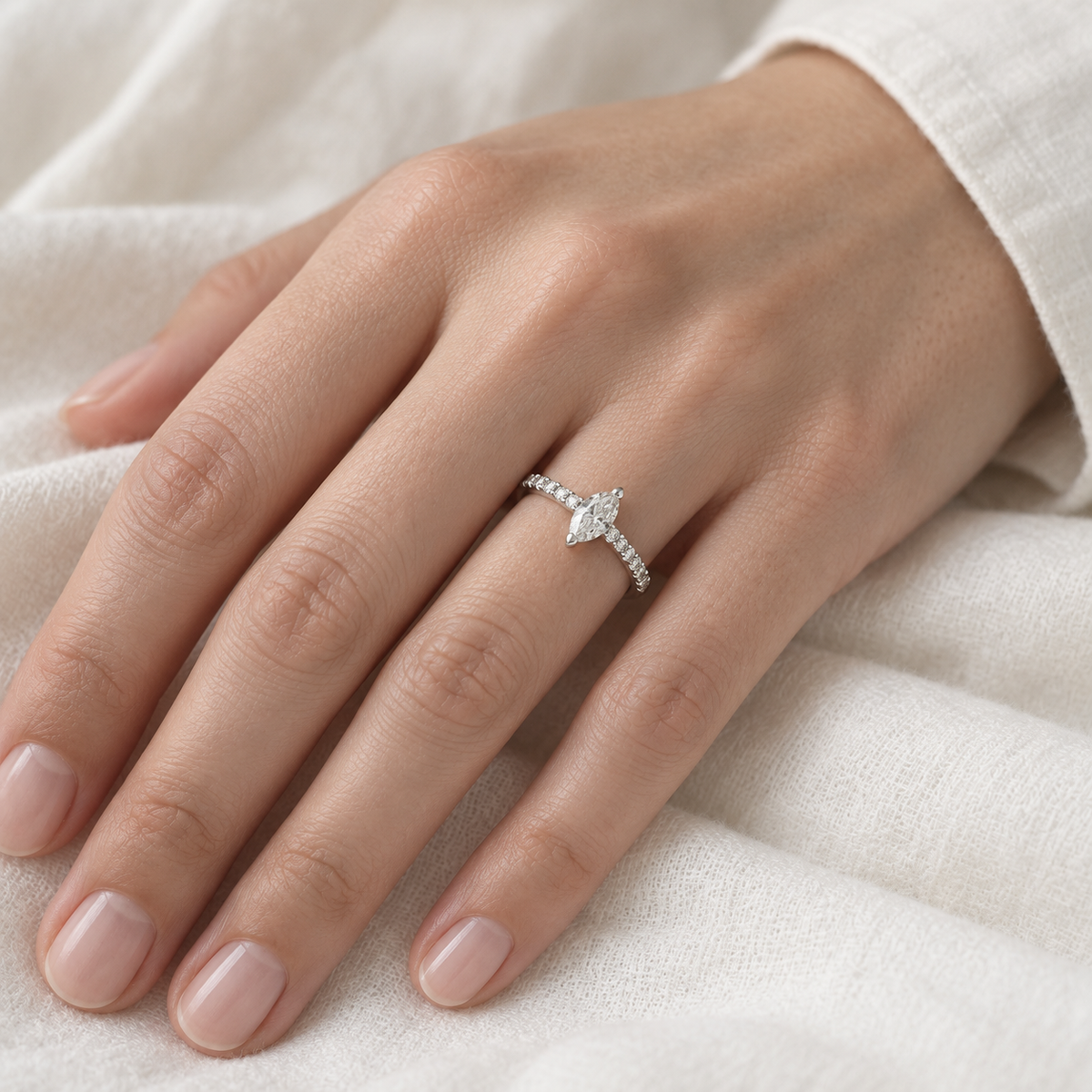 Anillo de compromiso con aro de luz S-3989 — primer plano de la joya puesta