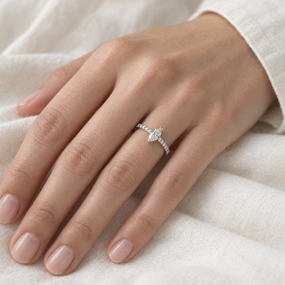 Anillo de compromiso con aro de luz S-3989 — primer plano de la joya puesta