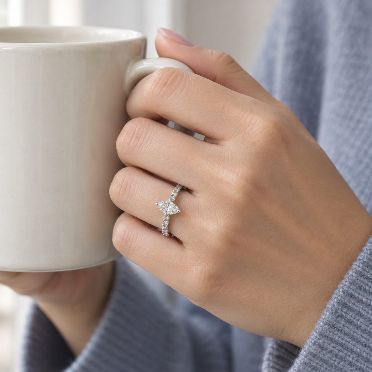 Anillo de compromiso con aro de luz S-3989 — joya puesta desde otro ángulo